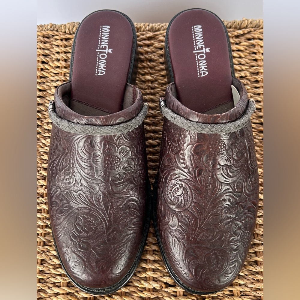 Minnetonka Women’s Tooled Leather Mules‎ Dark Brown Braided Strap/Metal Charm 8